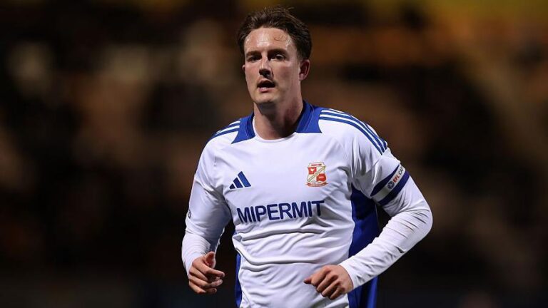 Barnet sign former Swindon defender Wright Barnet sign former Swindon defender Wright