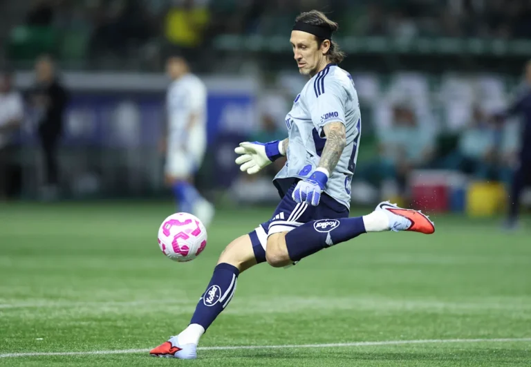 Cruzeiro deems goalkeeper Cássio's 'successor' expendable after loss of form