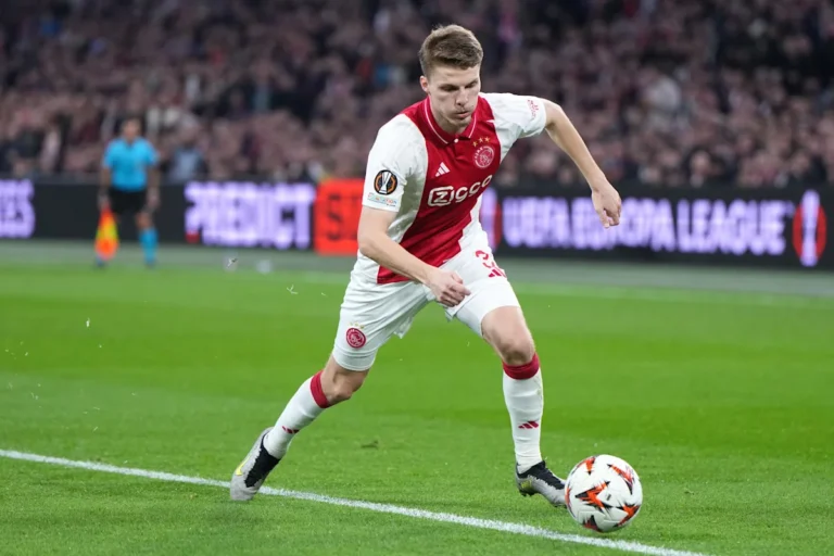 Frankfurt submits opening bid for Anton Gaaei