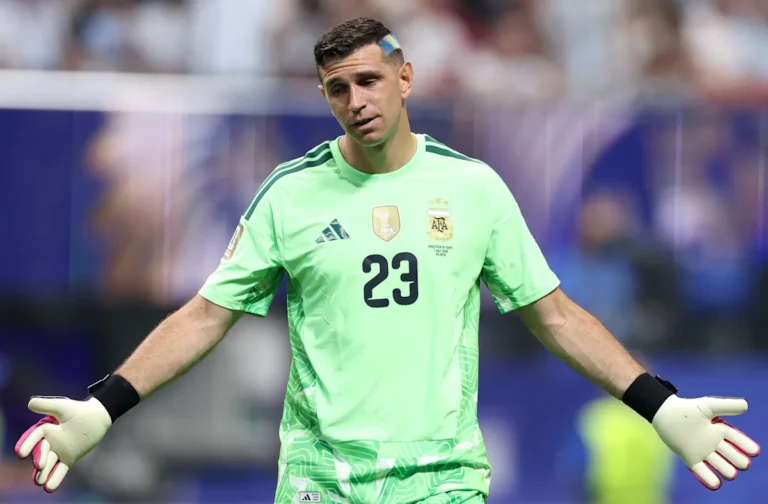 Aston Villa director clarifies stance on Emi Martinez amid Juventus interest