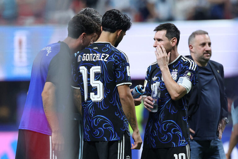 Argentines Discover Pickford’s Bottle: A Key to Penalty Success? अर्जेंटीना के खिलाड़ियों को मिली पिकफोर्ड की पानी की बोतल, पेनल्टी का 'सीक्रेट' खुला!