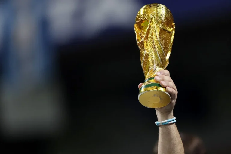 Italian Sculptor Crafts New World Cup Trophy After Jules Rimet Theft Italian Sculptor Crafts New World Cup Trophy After Jules Rimet Theft