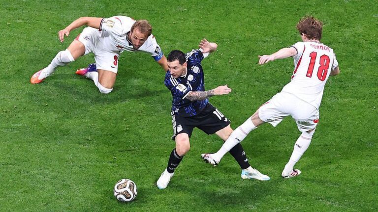 Messi Outsmarts England’s Tactics as Coach-on-Pitch Messi Outsmarts England's Tactics as Coach-on-Pitch