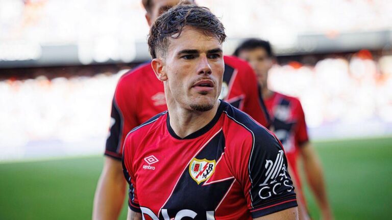 Chelsea Faces Challenges in Chavarria Talks