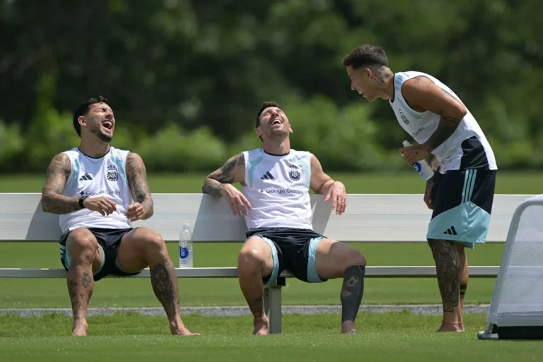FC ब्रेकफास्ट: यमाल बनाम मेस्सी और एन्ज़ो फर्नांडीज की नई बयानबाजी पर चर्चा FC ब्रेकफास्ट: यमाल बनाम मेस्सी और एन्ज़ो फर्नांडीज की नई बयानबाजी पर चर्चा