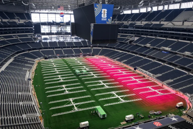 NFL के पूर्व खिलाड़ी और अन्य खिलाड़ी वर्ल्ड कप के लिए स्टेडियमों में घास की पिच की मांग कर रहे हैं