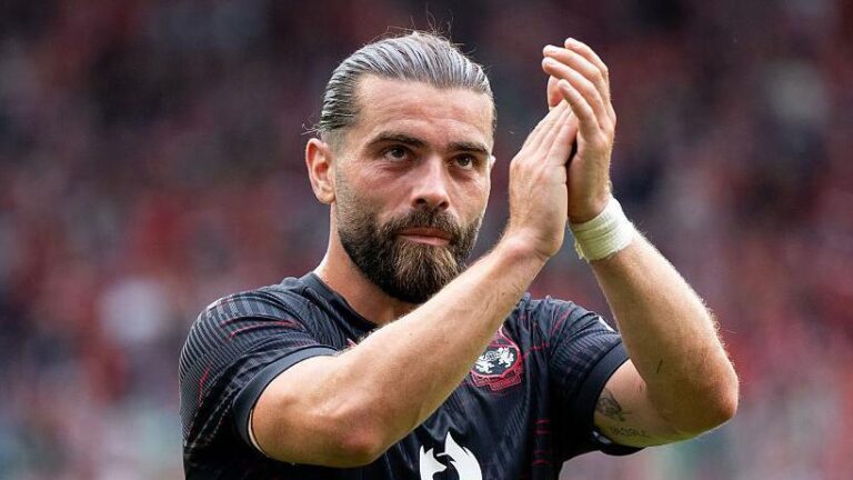 Wrexham Duo Ruled Out of Victory Against Man Utd Due to Injury Wrexham Duo Ruled Out of Victory Against Man Utd Due to Injury