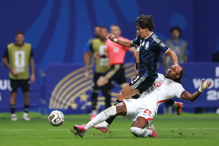 Tottenham Initiates Talks for Spence Transfer Tottenham Initiates Talks for Spence Transfer