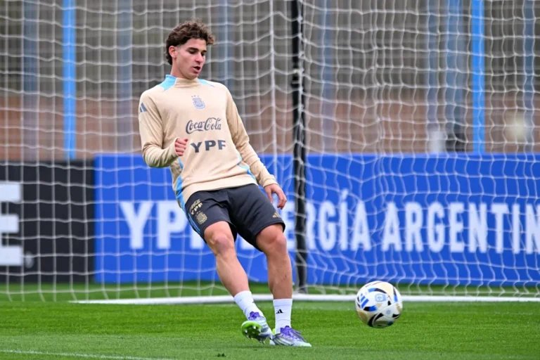 बार्सिलोना अपने मुख्य ट्रांसफर टारगेट को लेकर मची हलचल से बेफिक्र Barcelona Remains Focused Amid Transfer Target Uncertainty