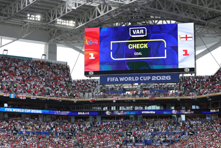 यूईएफए ने विश्व कप विवाद के बाद VAR से डाइविंग की जांच न करने को कहा UEFA Cautions VAR on Diving Detection Following World Cup Controversy