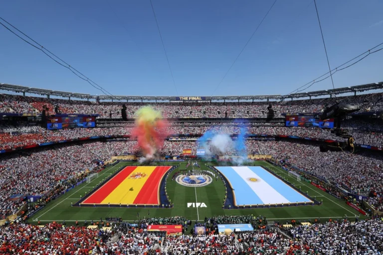 World Cup Final Kick-Off Delayed by Performances and Tom Cruise Speech वर्ल्ड कप फाइनल: परफॉर्मेंस और टॉम क्रूज के भाषण के कारण किक-ऑफ में देरी