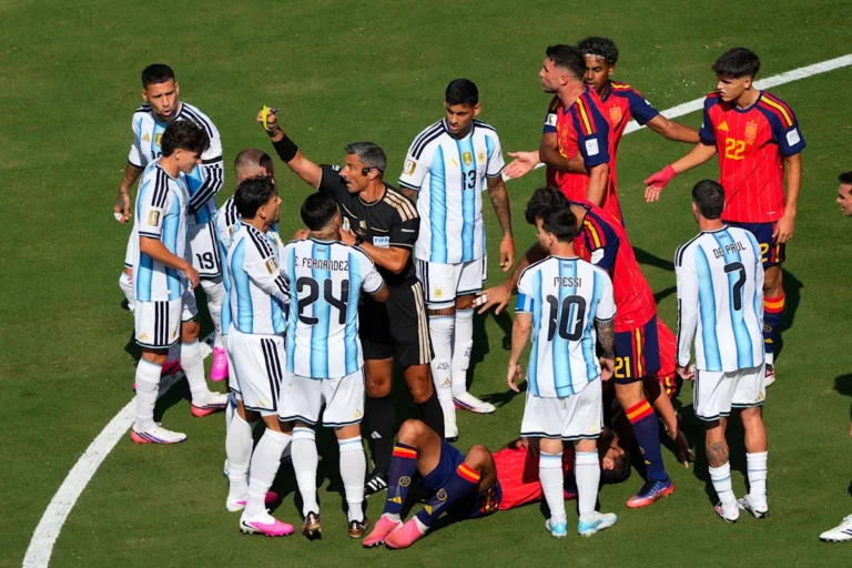 World Cup Final: Tensions Rise as Argentina’s Physical Play Leads to Second Yellow Card World Cup Final: Tensions Rise as Argentina's Physical Play Leads to Second Yellow Card