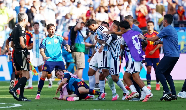 World Cup Final Sees Argentina’s Leandro Paredes Clash with Spain’s Eric García ലോകകപ്പ് ഫൈനലിന് ശേഷം സംഘർഷം: എറിക് ഗാർഷ്യയെ പിടിച്ചുതള്ളി ലിയാൻഡ്രോ പരേഡസ്