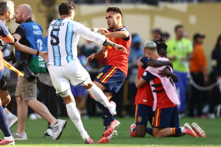 Paredes Strikes E. Garcia in Throat During Brawl, Receives Red Card Paredes Strikes E. Garcia in Throat During Brawl, Receives Red Card