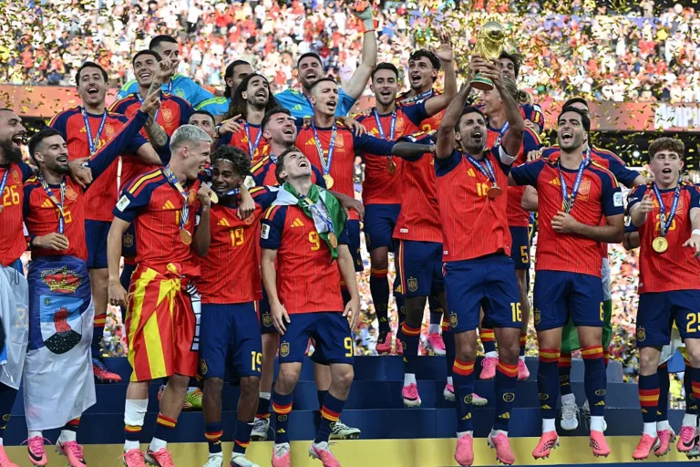 Spain’s National Team and the World Cup Arrive in Spain! विश्व कप लेकर स्पेन लौटी फुटबॉल टीम