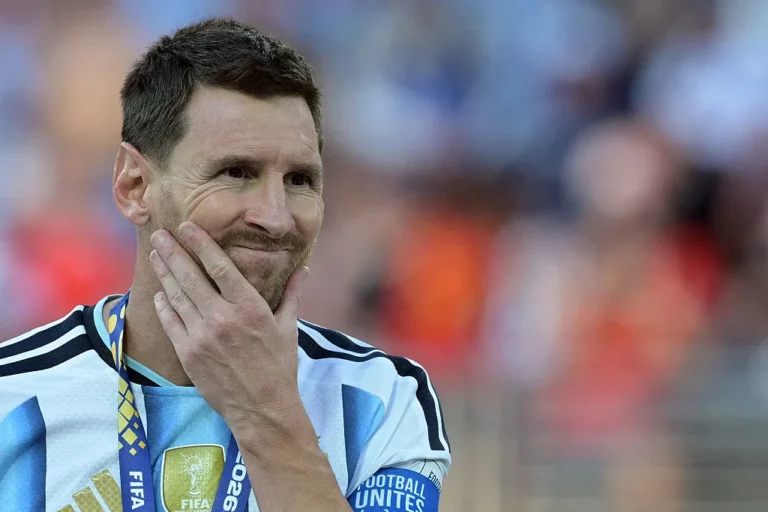 Argentina Celebrates as Pilot Rallies Fans on Plane đ Argentina Celebrates as Pilot Rallies Fans on Plane đ