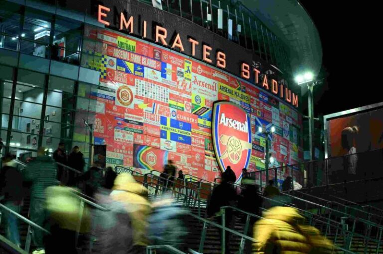Arsenal Secures Extension for Shirt and Stadium Sponsorship Deal You are a professional Bengali news headline writer. Task: Rewrite or generate a Bengali news headline based on the given content. Requirements: Keep all factual information exactly the same Do not add or remove details Keep it short, clear, and precise Style: Use active voice Write in natural, human-like Bengali Follow standard Bengali newspaper headline style Make it engaging but not sensational Avoid dramatic, emotional, or exaggerated words Avoid overly formal or academic language Ensure smooth grammatical flow SEO: Include the primary keyword naturally in the headline if possible Do not force keywords Output: Return only the headline No explanations or extra text Arsenal agree shirt & stadium sponsorship deal extension