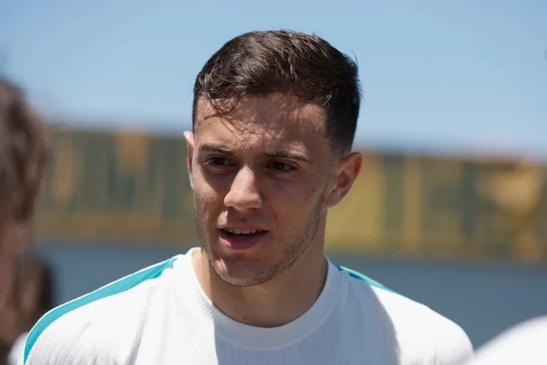 FC Köln Signs Australian World Cup Midfielder Paul Okon-Engstler for Bundesliga
FC Köln Signs Australian World Cup Midfielder Paul Okon-Engstler for Bundesliga