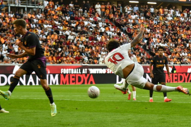 Monza Defeats Galatasaray 2-0 in Pre-Season Friendly You are a professional Hindi news headline writer. Task: Rewrite or generate a Hindi news headline based on the given content. Requirements: Keep all factual information exactly the same Do not add or remove details Keep it short, clear, and precise Style: Use active voice Write in natural, human-like Hindi Follow standard Hindi newspaper headline style Make it engaging but not sensational Avoid dramatic, emotional, or exaggerated words Avoid overly formal or academic language Ensure smooth grammatical flow SEO: Include the primary keyword naturally in the headline if possible Do not force keywords Output: Return only the headline No explanations or extra text Monza shock Galatasaray with 2-0 pre-season friendly victory