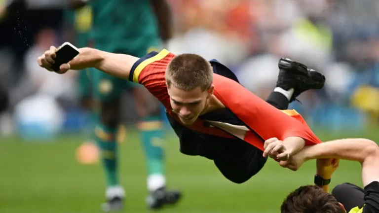 Video of the day! Fan sprints across the pitch and gives stewards a run for their money
