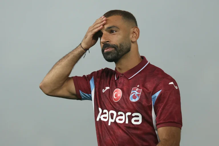30,000 Fans Give Salah a Warm Welcome as Superstar Stays Speechless