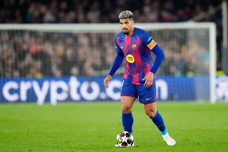 लिवरपूल में शामिल होने के लिए डिफेंडर का मेडिकल जल्द Meet Ronald Araujo: Key Facts About Liverpool’s New Signing