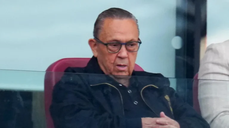 Sullivan Attends West Ham Game Against Advice सलाह के बावजूद वेस्ट हैम का मैच देखने पहुंचे सुलिवन
