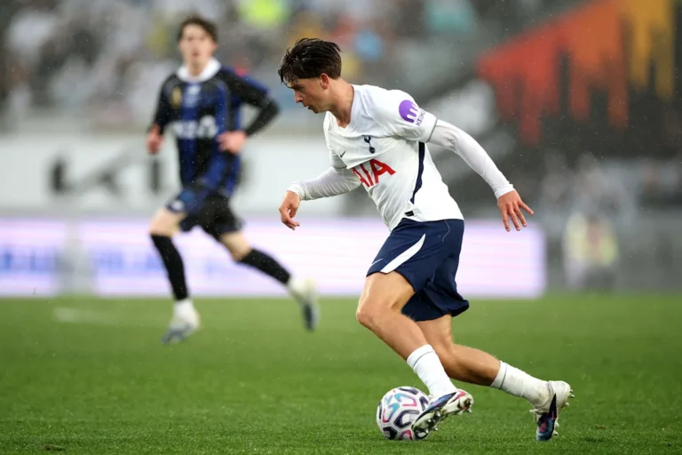 टोटेनहम के माइकी मूर 1. FC कोल्न में लोन पर जाने के करीब Mikey Moore on Verge of Loan Move to 1. FC Köln from Tottenham