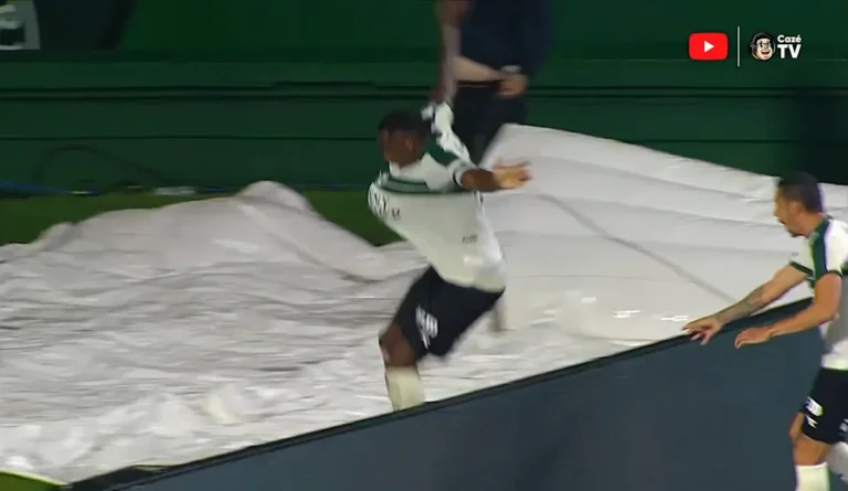 Coritiba Player Scores and Falls into Tunnel While Celebrating, Watch the Moment 🎥 Coritiba Player Scores and Falls into Tunnel While Celebrating, Watch the Moment 🎥
