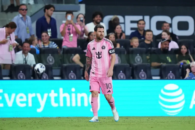 Messi Makes Comeback as Fans Erupt in Applause