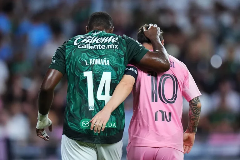 Romaña Surprises Messi with Unexpected Hug Romaña Surprises Messi with Unexpected Hug