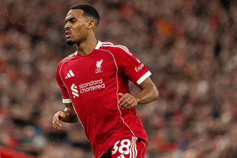 Carragher Highlights Midfield “Huge Problem” for Liverpool
