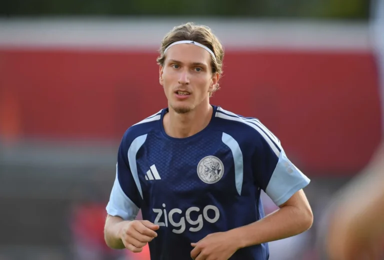 PSG Signs Ajax Star Mika Godts PSG Signs Ajax Star Mika Godts