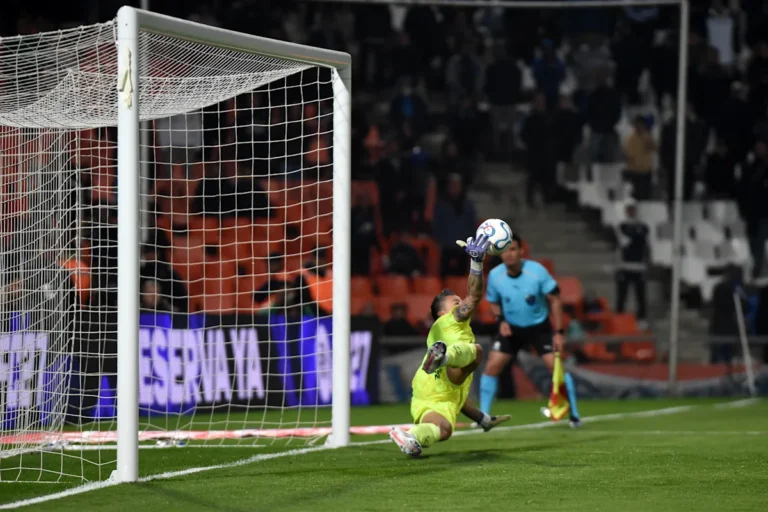 Spanish Paper Praises 45-Year-Old Fábio as Hero After Flu's Triumph