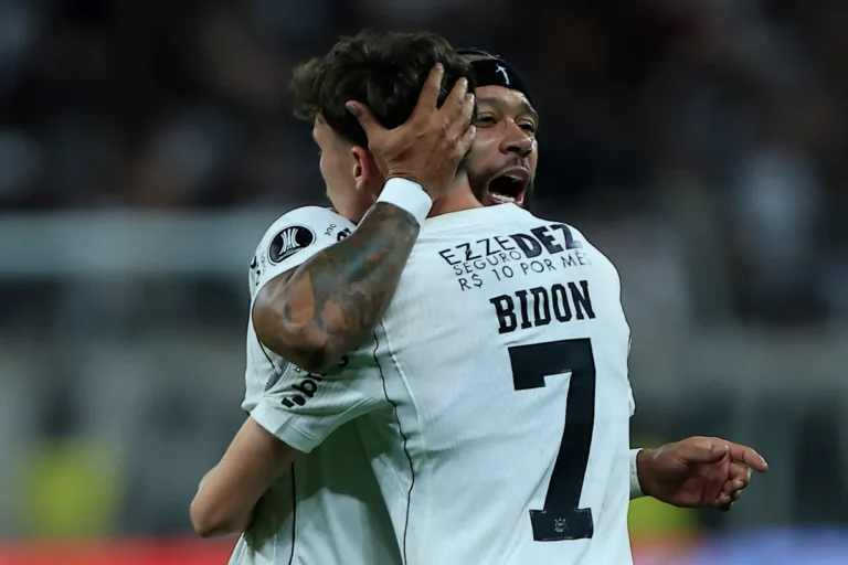 Corinthians Advance to Libertadores after Defeating Rosario with Ten Players പത്തുപേരുമായി പൊരുതി കോരിന്ത്യൻസ്; റോസേറിയോയെ തോൽപ്പിച്ച് ലിബർട്ടഡോറസ് ക്വാർട്ടറിൽ