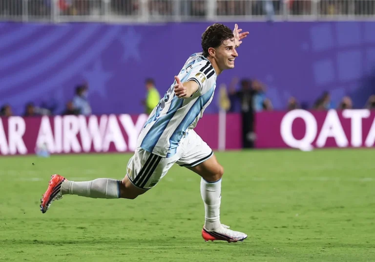 Journalist Doubts Julian Alvarez’s Future at Atletico, Predicts Move from Barcelona Journalist Doubts Julian Alvarez's Future at Atletico, Predicts Move from Barcelona