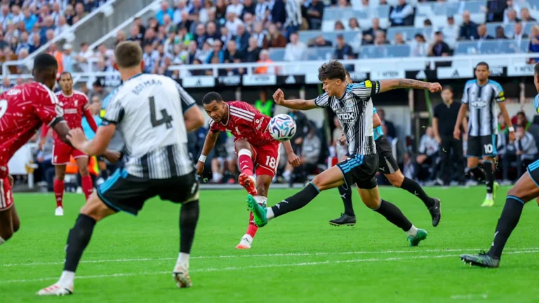 Liverpool Secures Last-Minute Draw Against Newcastle with Szoboszlai’s Equalizer लिवरपूल ने अंतिम क्षणों में न्यूकैसल के खिलाफ ड्रॉ खेला, सोबोसलाई ने दिलाई बराबरी