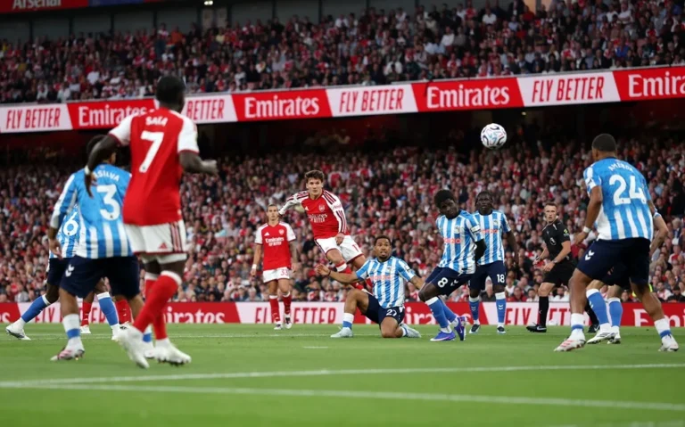 Four Arsenal Players Named in Teams of the Week Following Coventry City Victory You are a professional Malayalam news headline writer. Task: Rewrite or generate a Malayalam news headline based on the given content. Requirements: Keep all factual information exactly the same Do not add or remove details Keep it short, clear, and precise Style: Use active voice Write in natural, human-like Malayalam Follow standard Malayalam newspaper headline style Make it engaging but not sensational Avoid dramatic, emotional, or exaggerated words Avoid overly formal or academic language Ensure smooth grammatical flow SEO: Include the primary keyword naturally in the headline if possible Do not force keywords Output: Return only the headline No explanations or extra text 4 Arsenal players make Teams of the Week for Coventry City win