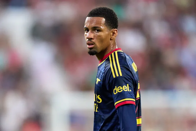 Premier League Clubs Eye Arsenal Loan Signing You are a professional Hindi news headline writer. Task: Rewrite or generate a Hindi news headline based on the given content. Requirements: Keep all factual information exactly the same Do not add or remove details Keep it short, clear, and precise Style: Use active voice Write in natural, human-like Hindi Follow standard Hindi newspaper headline style Make it engaging but not sensational Avoid dramatic, emotional, or exaggerated words Avoid overly formal or academic language Ensure smooth grammatical flow SEO: Include the primary keyword naturally in the headline if possible Do not force keywords Output: Return only the headline No explanations or extra text Premier League clubs interested in Arsenal loan signing