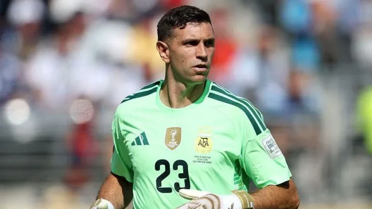 Chelsea in Talks to Sign Villa Goalkeeper Martinez Chelsea in Talks to Sign Villa Goalkeeper Martinez