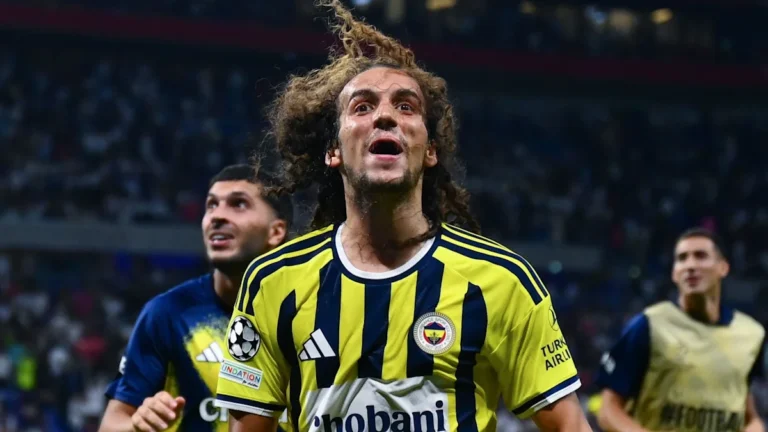 Guendouzi Confronted on Pitch Following Fenerbahce Victory Guendouzi Confronted on Pitch Following Fenerbahce Victory