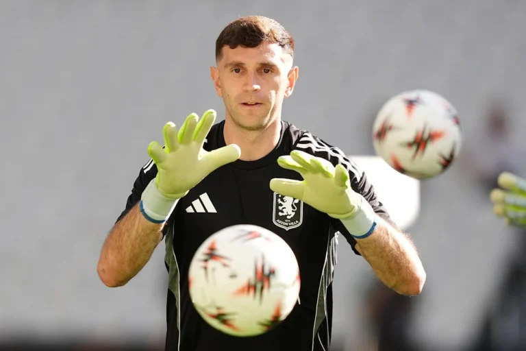 Chelsea Finalize Agreement to Sign Goalkeeper Emiliano Martinez from Aston Villa