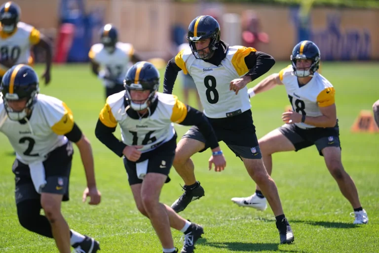 Steelers Consider Keeping All Four Quarterbacks on 53-Man Roster