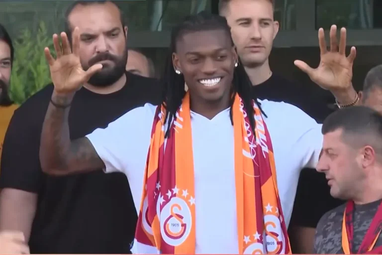 Rafael Leao Receives Warm Welcome from Massive Galatasaray Crowd Following Milan Departure