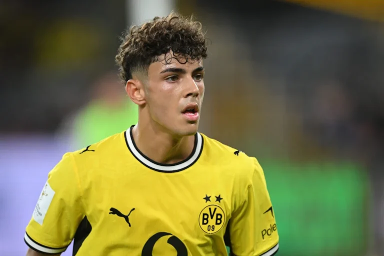 Niko Kovac Supports Samuele Inacio (18) After Tough Bundesliga Debut