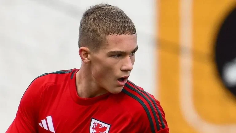 Teenage Cardiff Midfielder Donczew Signs with Arsenal