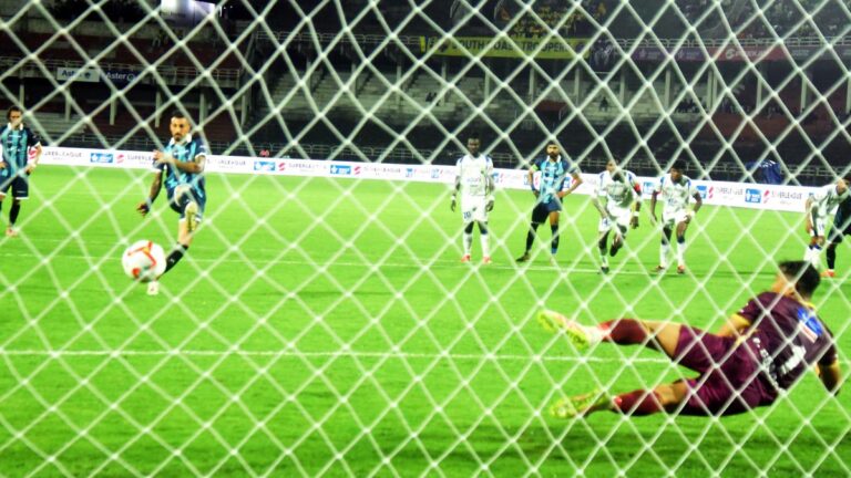സൂപ്പർ ലീഗ് കേരള: കൊമ്പൻസിനെ തോൽപ്പിച്ച് കാലിക്കറ്റിന് ജയം സൂപ്പർ ലീഗ് കേരള: കൊമ്പൻസിനെ തോൽപ്പിച്ച് കാലിക്കറ്റിന് ജയം