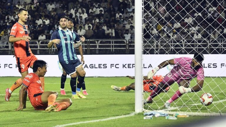 സൂപ്പർ ലീഗ് കേരള 2026: കോഴിക്കോട്-മലപ്പുറം മലബാർ ഡെർബി സമനിലയിൽ സൂപ്പർ ലീഗ് കേരള 2026: കോഴിക്കോട്-മലപ്പുറം മലബാർ ഡെർബി സമനിലയിൽ