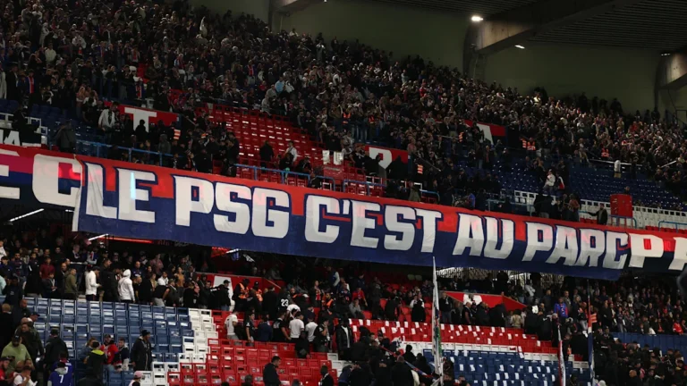 PSG का बैनर हटाए जाने पर भड़के अल्ट्रा फैंस, स्टेडियम से बाहर निकले।